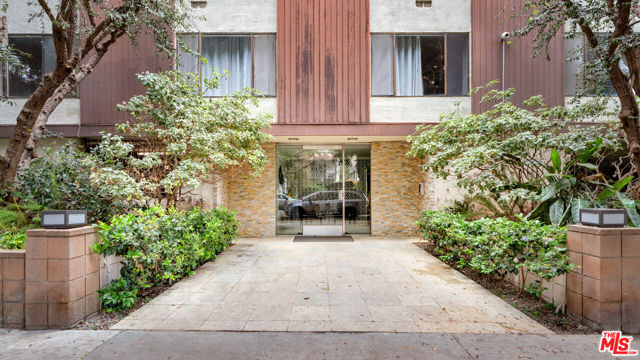 1434 Greenfield Avenue, Los Angeles CA: https://media.crmls.org/mediaz/012fe355-83e7-41fd-95de-2849f95fab2f.jpg