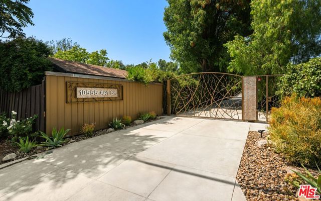 10555 Art Street, Sunland CA: https://media.crmls.org/mediaz/013146ac-dc76-4090-b35b-c4e5befc15f8.jpg