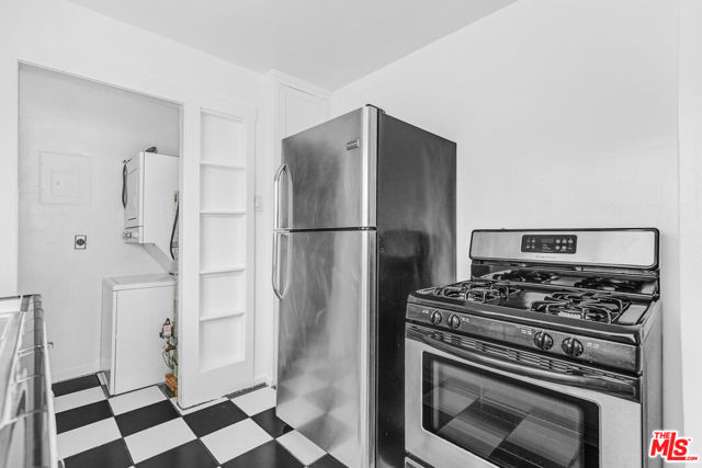 5918 1/2 Willoughby Avenue, Los Angeles CA: https://media.crmls.org/mediaz/0131de5a-5091-49f2-8b3d-44c85b111c1b.jpg