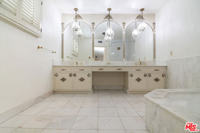 180 N Highland Avenue, Los Angeles CA: https://media.crmls.org/mediaz/01326790-9326-4d17-8582-b0e9643390ce.jpg