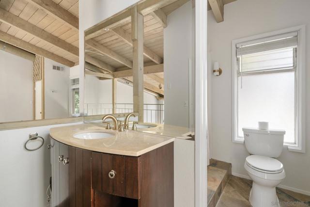 2544 Navarra Rd, Carlsbad CA: https://media.crmls.org/mediaz/01335680-c118-4a44-9b9a-e092add5368a.jpg