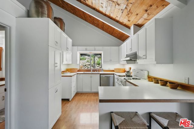 1527 Bainum Drive, Topanga CA: https://media.crmls.org/mediaz/01338c87-55bb-49b5-a799-91a59c640d06.jpg
