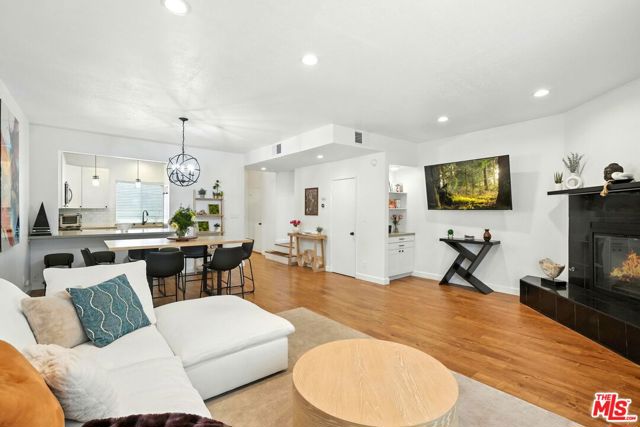 13012 Valleyheart Drive, Studio City CA: https://media.crmls.org/mediaz/013428cb-4926-4014-9d95-494c3c3bfe07.jpg