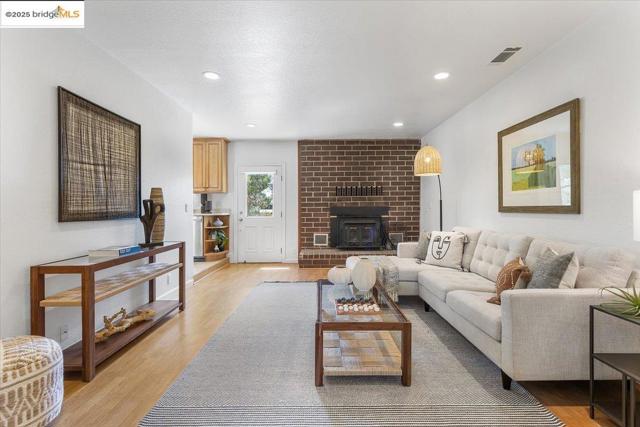 5665 Victoria LN, Livermore CA: https://media.crmls.org/mediaz/0134b01f-a168-4bf3-b9d3-6899eaa64220.jpg