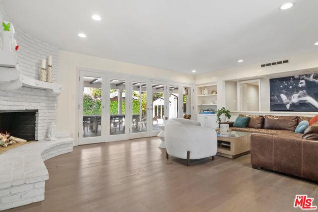 4909 Encino Terrace, Encino CA: https://media.crmls.org/mediaz/0134d2f4-ad76-44e3-a0bd-7b89521cb3bd.jpg