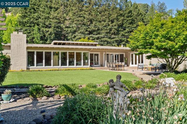 23 Lost Valley Dr, Orinda CA: https://media.crmls.org/mediaz/01356d6e-df4a-43c5-b63e-ff1be3c75301.jpg