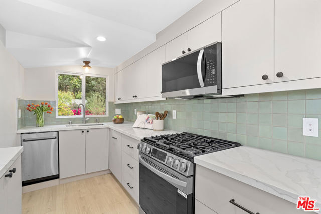 2336 Loma Vista Place, Los Angeles CA: https://media.crmls.org/mediaz/0135bd4e-81ff-4086-85f3-f95ad19c685b.jpg