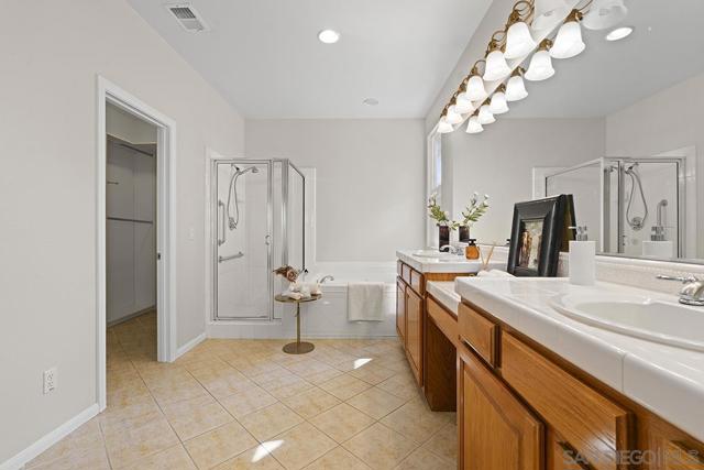 987 Palencia Ct, Chula Vista CA: https://media.crmls.org/mediaz/0135fff5-1ed3-4063-8314-f710253402b3.jpg