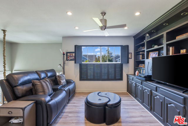 13082 Mindanao Way, Marina del Rey CA: https://media.crmls.org/mediaz/01364ed9-7457-4050-8f76-66d539f8dfd7.jpg