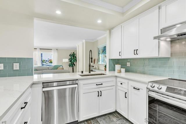 24 Montego Court, Coronado CA: https://media.crmls.org/mediaz/01365db9-2886-4757-8f48-ce583cd50ea6.jpg