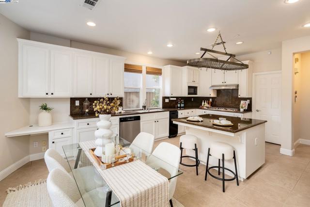 10828 Inspiration Cir, Dublin CA: https://media.crmls.org/mediaz/01368cc0-93f8-4af7-b330-59ef5102147f.jpg