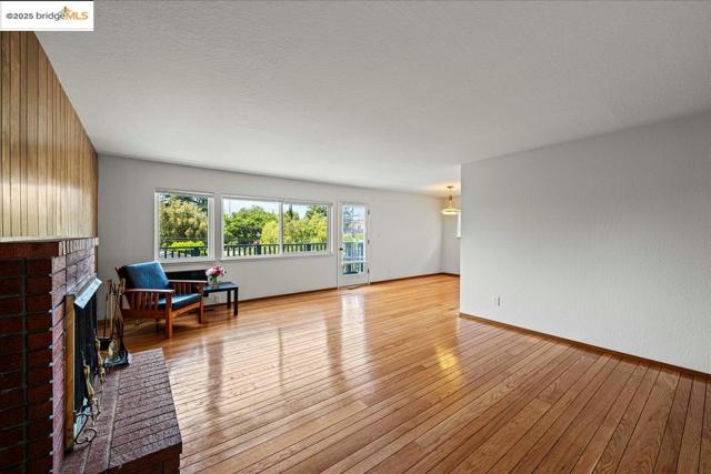 3312 Wisconsin St, Oakland CA: https://media.crmls.org/mediaz/0136a3cf-1100-4525-a6d0-fa9417be3707.jpg