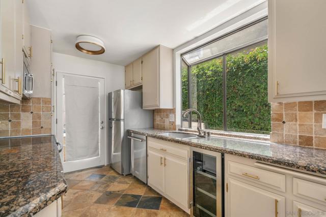 2544 Navarra Rd, Carlsbad CA: https://media.crmls.org/mediaz/0136ce83-26cb-4097-ab16-7627fec346db.jpg