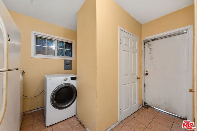 465 N Kilkea Drive, Los Angeles CA: https://media.crmls.org/mediaz/0137211d-9c20-4f43-99fa-42689258d704.jpg