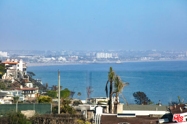 3530 Shoreheights Drive, Malibu CA: https://media.crmls.org/mediaz/013814fa-e66d-459c-aa98-dbac793c6b2c.jpg