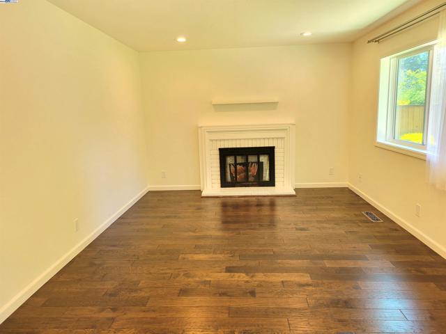 17089 Columbia Dr, Castro Valley CA: https://media.crmls.org/mediaz/013834ad-537e-471e-af49-809fb50d5b09.jpg