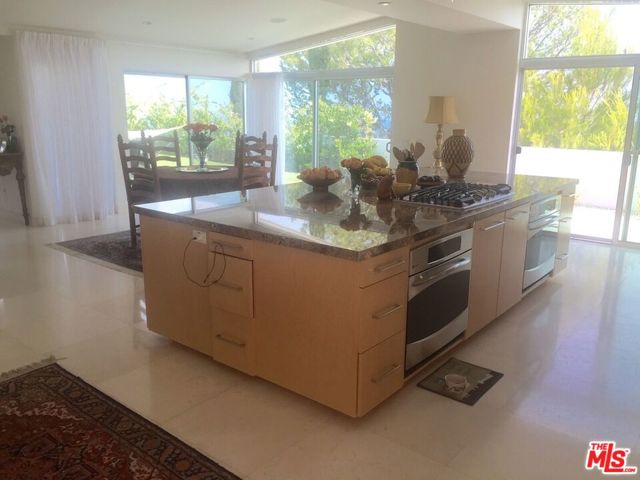 3440 Shoreheights Drive, Malibu CA: https://media.crmls.org/mediaz/01387621-4002-41fd-bd65-35fc568832b1.jpg