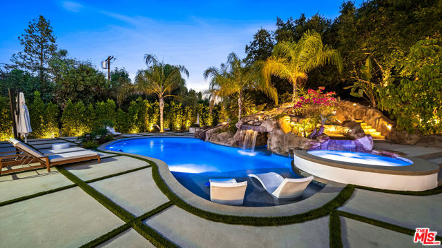 18762 Wells Drive, Tarzana CA: https://media.crmls.org/mediaz/01399675-2e43-48ca-96dd-c1e5bdff507e.jpg