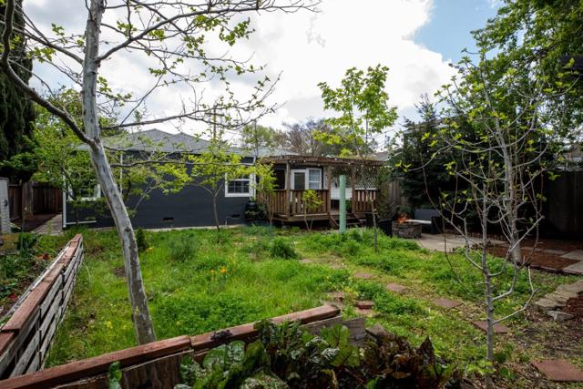 402 Poplar Avenue, Redwood City CA: https://media.crmls.org/mediaz/0139efd0-f7ac-4e35-b9c5-de3df0336930.jpg