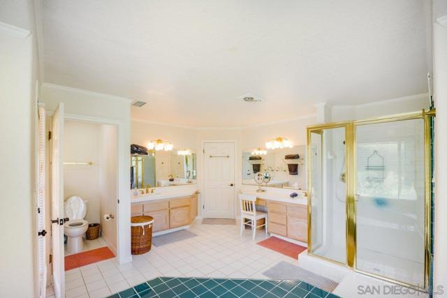 11 Country Glen Rd, Fallbrook CA: https://media.crmls.org/mediaz/013a5a26-56a7-43c0-8196-005c6a5a8572.jpg