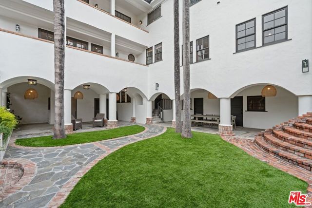 15257 Encanto Drive, Sherman Oaks CA: https://media.crmls.org/mediaz/013ab14a-3e35-4a48-8137-11fc8593ab7d.jpg