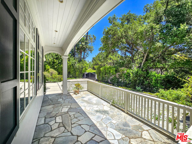 3815 Valley Meadow Road, Encino CA: https://media.crmls.org/mediaz/013bb8e0-9cc9-4597-9b51-77d7cf979de9.jpg