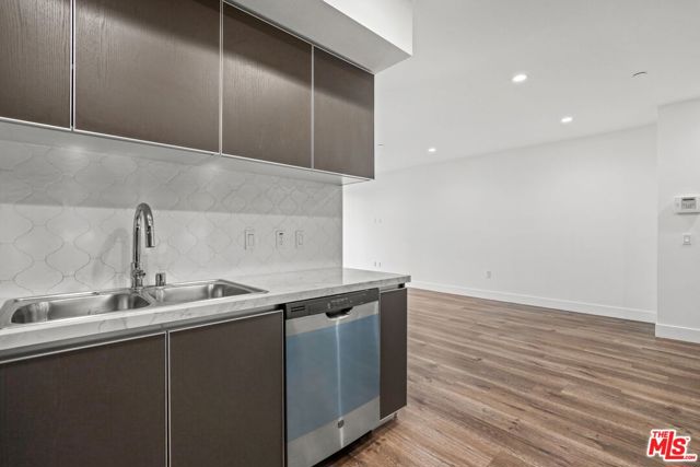 429 N Hayworth Avenue, Los Angeles CA: https://media.crmls.org/mediaz/013cd170-e01e-439b-a794-ec133758d329.jpg