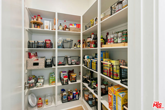 21316 Poema Place, Chatsworth CA: https://media.crmls.org/mediaz/013da0c0-0888-4506-9b63-e616ce70c566.jpg