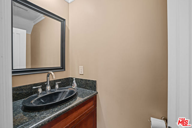 833 15th Street, Santa Monica CA: https://media.crmls.org/mediaz/013e4148-4395-414c-83c1-24b87c60fcbb.jpg