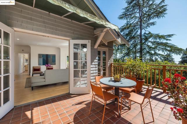 2671 Shasta Rd, Berkeley CA: https://media.crmls.org/mediaz/013e5645-9cf4-43f4-81d4-ffb3e2040dac.jpg