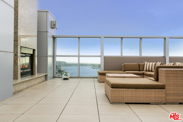 13700 MARINA POINTE Drive, Marina del Rey CA: https://media.crmls.org/mediaz/013e5faf-ccf8-4085-90c4-97ea11229d0e.jpg