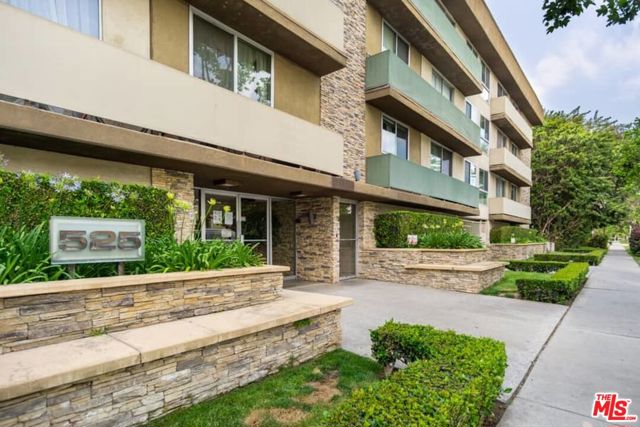525 N Sycamore Avenue, Los Angeles CA: https://media.crmls.org/mediaz/013e7f30-90d8-4f2a-abac-9c0349b710ab.jpg