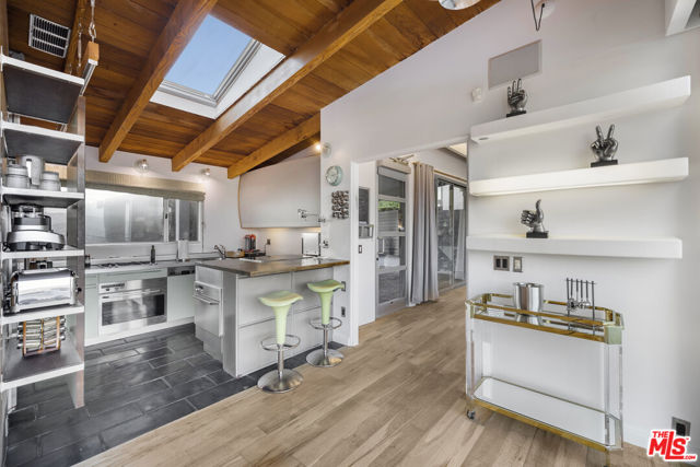 7275 Mulholland Drive, Los Angeles CA: https://media.crmls.org/mediaz/013f09f8-be3a-49d4-8906-eeb3099d921f.jpg