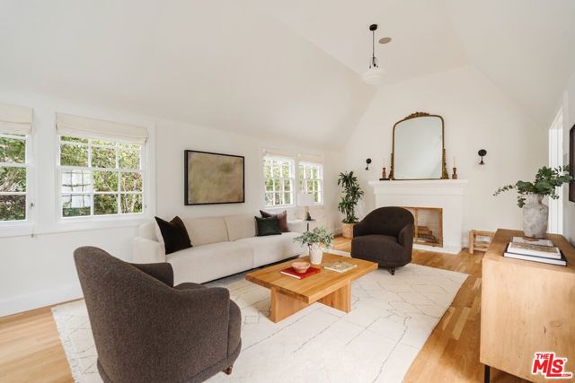 226 N Arden Boulevard, Los Angeles CA: https://media.crmls.org/mediaz/013f4bab-0504-4398-95c1-9b2eda3a882d.jpg