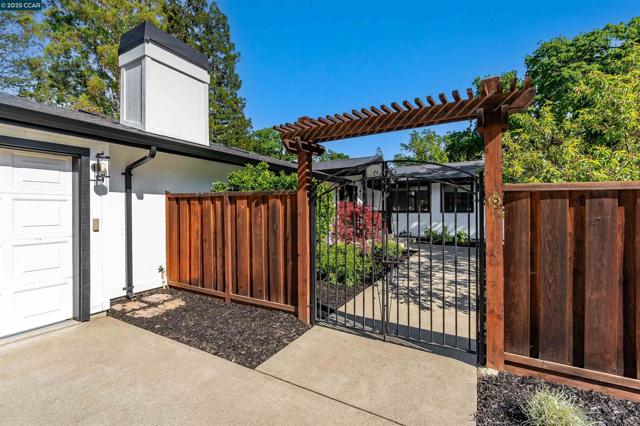 2424 San Miguel Dr, Walnut Creek CA: https://media.crmls.org/mediaz/013fce93-d5af-4c42-bbb4-e36d1d8bc961.jpg