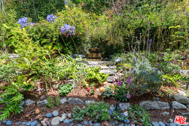 631 Pier Avenue, Santa Monica CA: https://media.crmls.org/mediaz/01405887-d67c-4f19-97fe-c9713d33a2a9.jpg