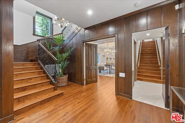 814 Foothill Road, Beverly Hills CA: https://media.crmls.org/mediaz/01406212-6e5e-4a70-9f2c-5fe12bf958ff.jpg