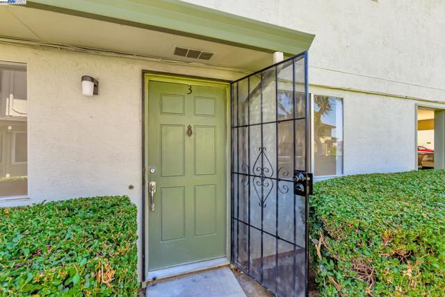 2274 Peacock Pl, Union City CA: https://media.crmls.org/mediaz/0140cb61-d629-478c-bc03-25f4ee410772.jpg