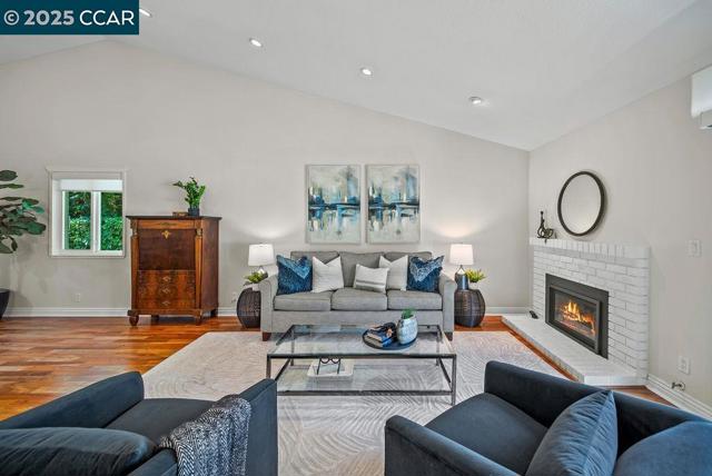 672 Savoy Ct, Walnut Creek CA: https://media.crmls.org/mediaz/0141f6e4-6dd8-4b64-8994-9e775a241074.jpg