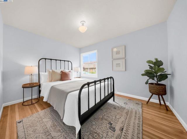1811 3rd St, Alameda CA: https://media.crmls.org/mediaz/01435fe0-5e8e-4885-960d-fbedc23e181d.jpg