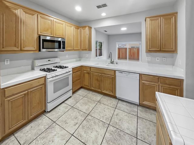 4455 Meadow Valley Cir, Fairfield CA: https://media.crmls.org/mediaz/0143b8b6-5252-4747-a515-c45b80cca7ef.jpg