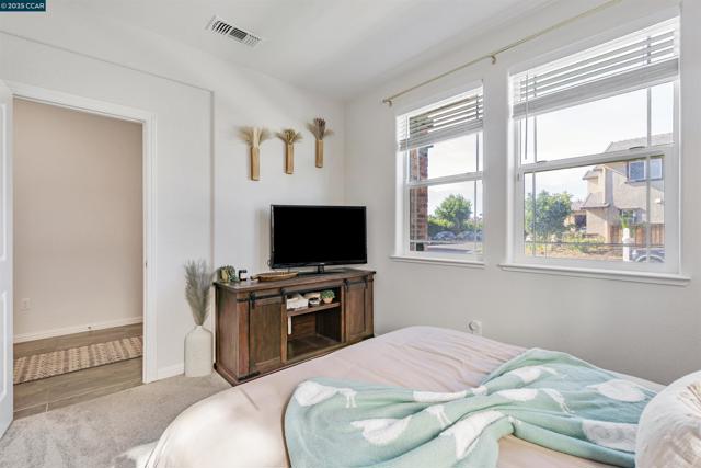 158 Wooley Creek Way, Brentwood CA: https://media.crmls.org/mediaz/0143e310-cdea-4f14-b908-576d37c3535f.jpg