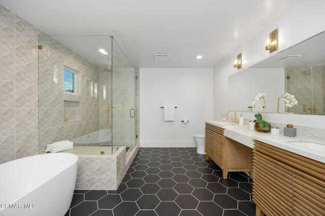 1324 La Granada Drive, Thousand Oaks CA: https://media.crmls.org/mediaz/01445b94-8140-466f-9393-de9d8e317839.jpg