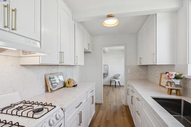 37107 Holly St, Fremont CA: https://media.crmls.org/mediaz/01447341-352c-40f1-b1fc-949480bd0810.jpg
