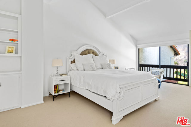 1671 Michael Lane, Pacific Palisades CA: https://media.crmls.org/mediaz/01449407-31d2-443d-9b9b-eab785747986.jpg