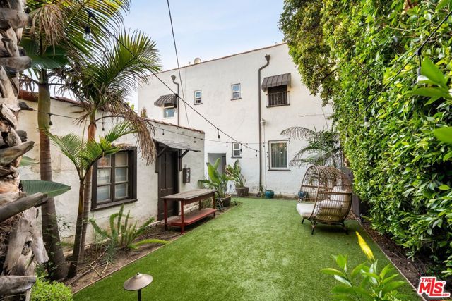 500 N Genesee Avenue, Los Angeles CA: https://media.crmls.org/mediaz/01455101-6cec-4472-9958-3c5c082952d9.jpg