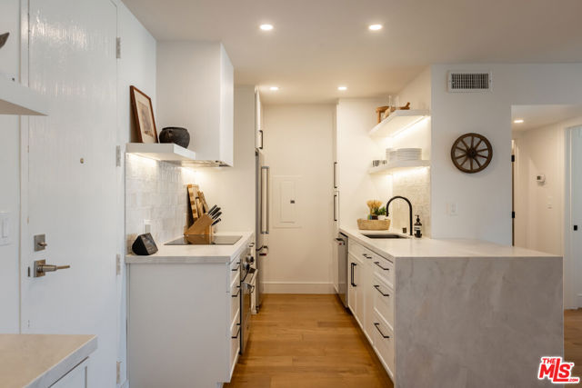 1351 N Crescent Heights Boulevard, West Hollywood CA: https://media.crmls.org/mediaz/0145d841-f871-45c9-83b8-378162cfba09.jpg