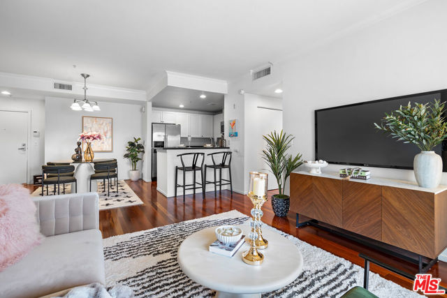 906 S Serrano Avenue, Los Angeles CA: https://media.crmls.org/mediaz/01461c4a-e966-4986-80b0-2e3062722bcd.jpg