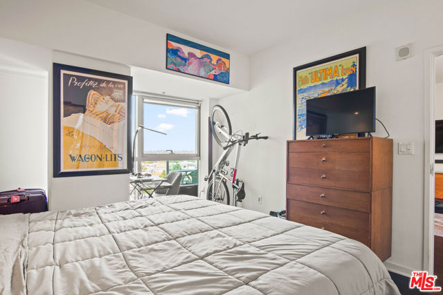 13700 Marina Pointe Drive, Marina del Rey CA: https://media.crmls.org/mediaz/01465c93-38a7-4c94-8974-fdf5894140d2.jpg
