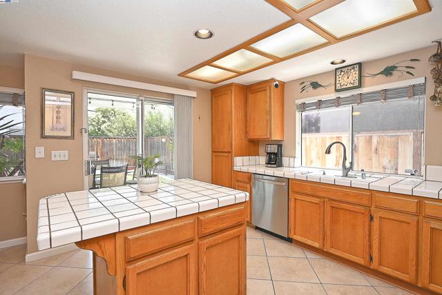 4525 Wolverine Way, Antioch CA: https://media.crmls.org/mediaz/014686ea-890f-4c2f-970b-3b0f8aa2a241.jpg